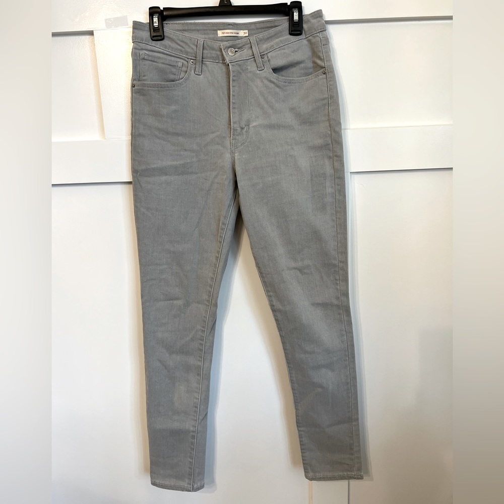 Gray Levi’s 721 high rise skinny jeans. Size 30